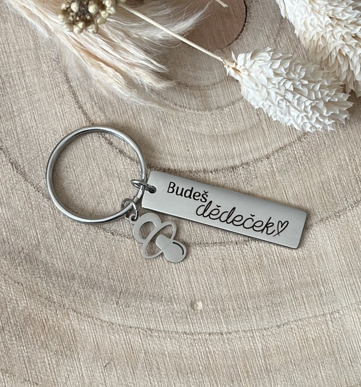 Přívěsek s nápisem "Budeš dědeček"