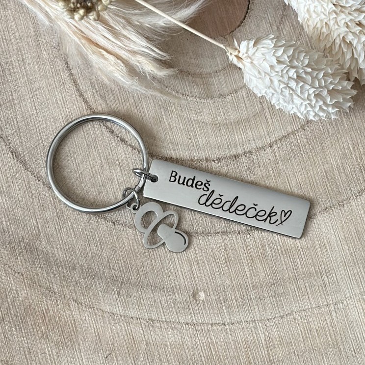 Přívěsek s nápisem "Budeš dědeček"