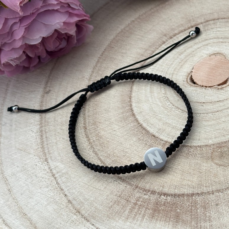 Náramek s ocelovým písmenem