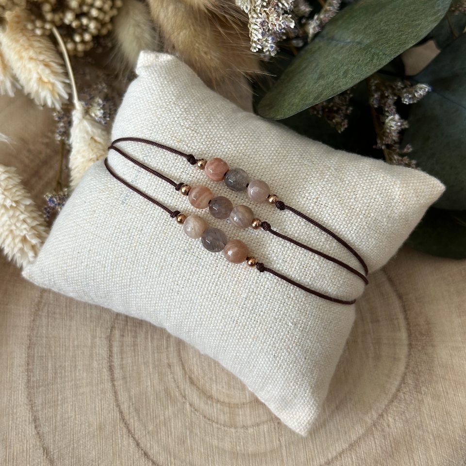 Náramek z barevného měsíčního kamene