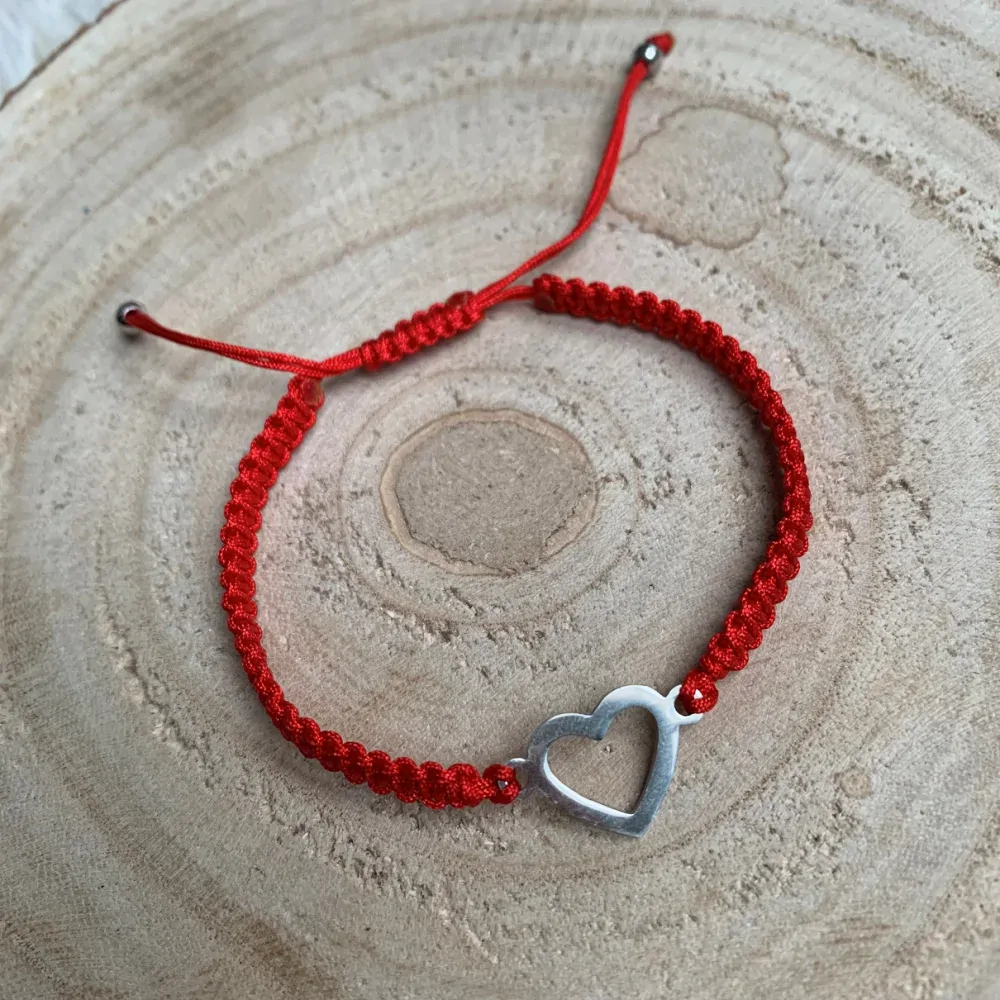 Pletený náramek se srdcem