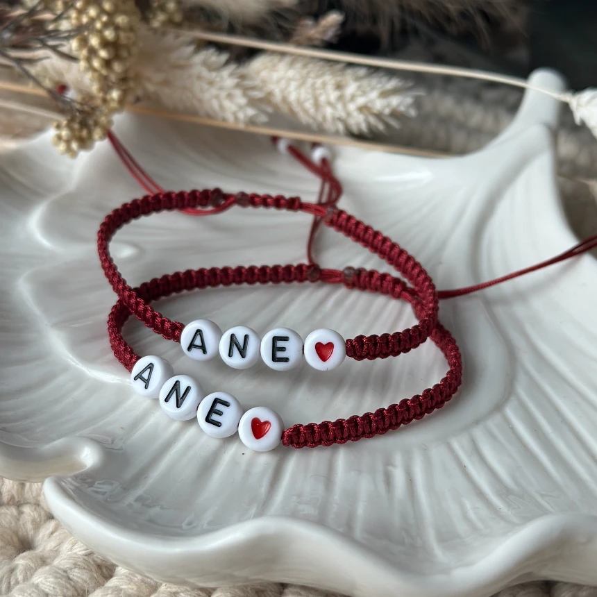 Náramek s písmenem