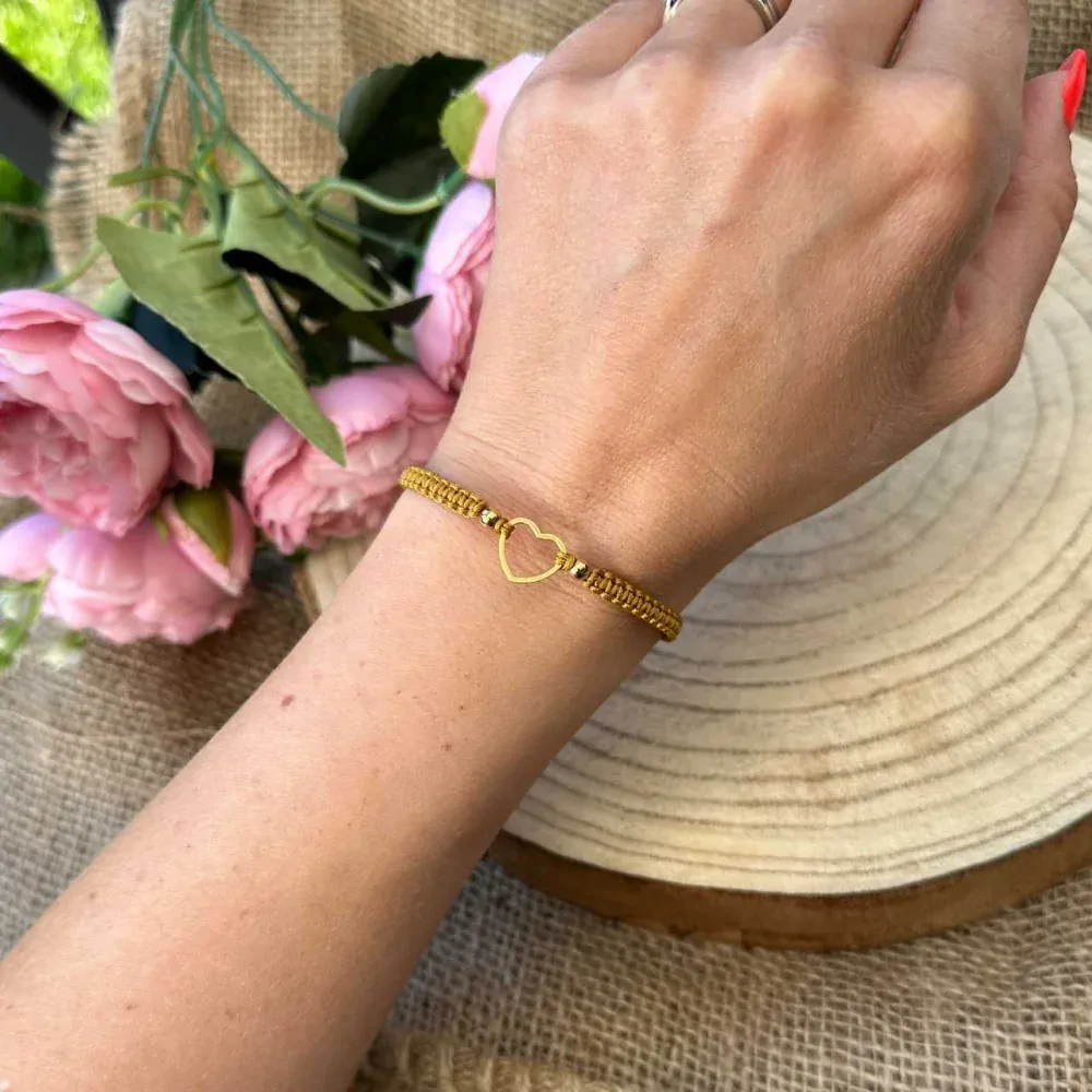 Pletený náramek se srdcem