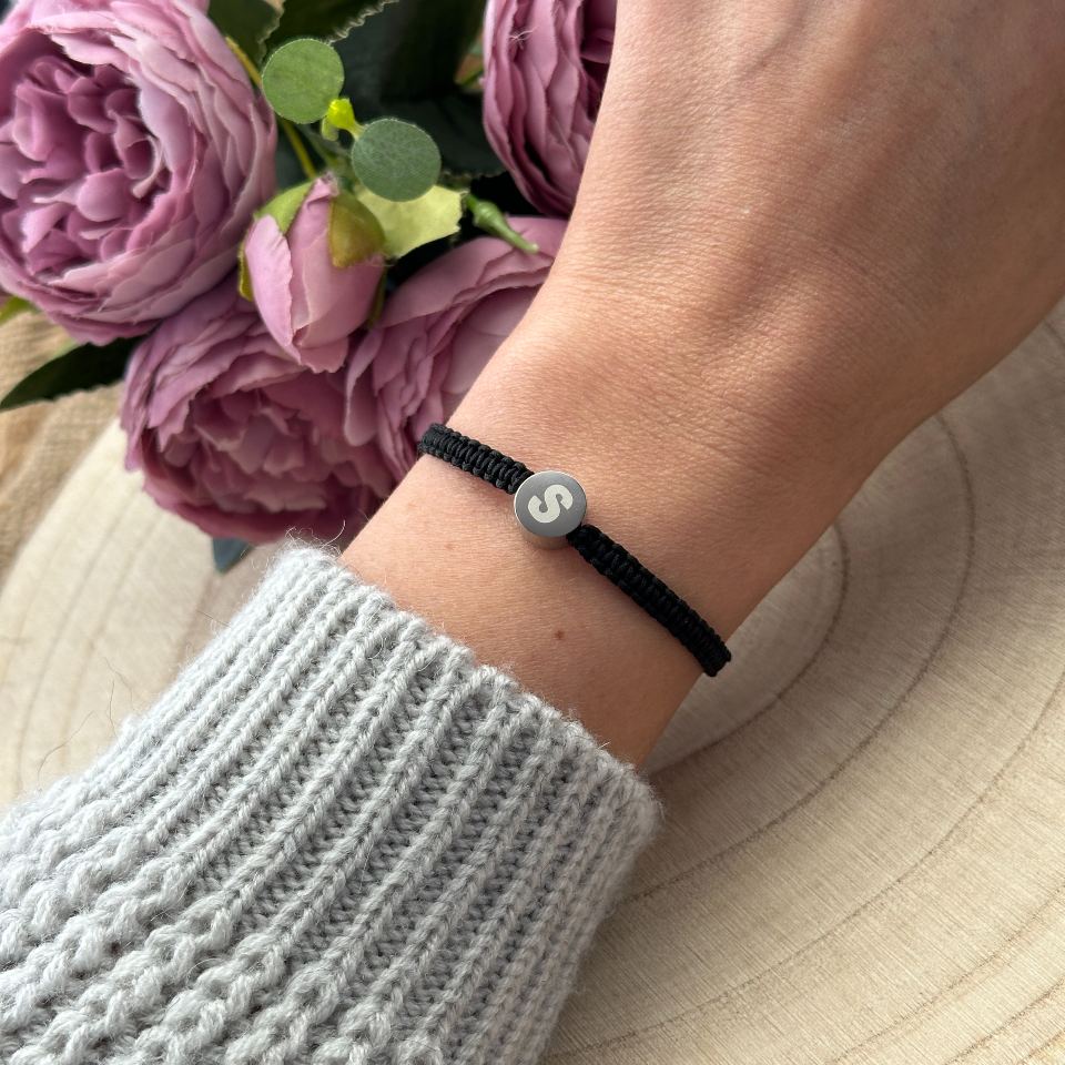 Náramek s ocelovým písmenem - krabička