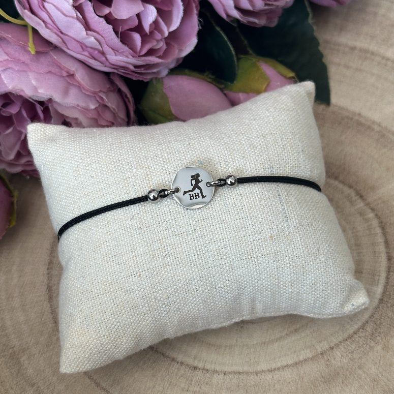 Gravírovaný náramek pro bězkyni s iniciály