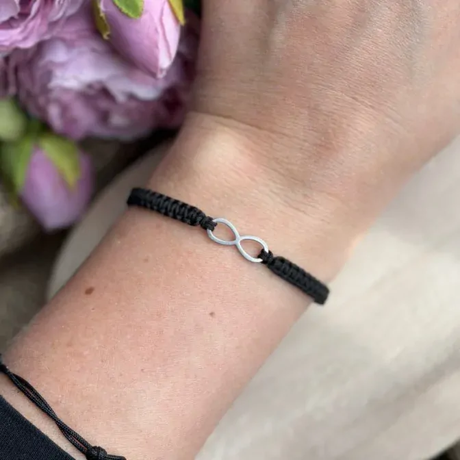 Pletený náramek se symbolem nekonečna