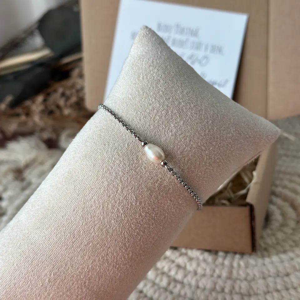 Náramek s perlou pro svědkyni