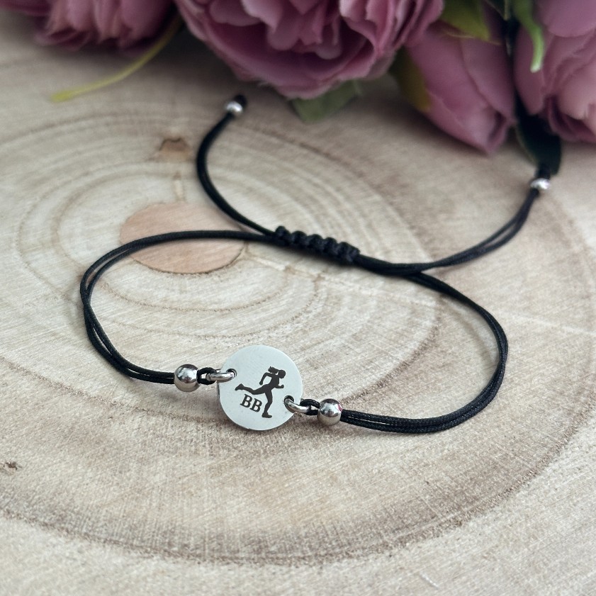 Gravírovaný náramek pro bězkyni s iniciály