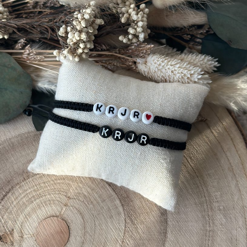 Náramek s písmenem